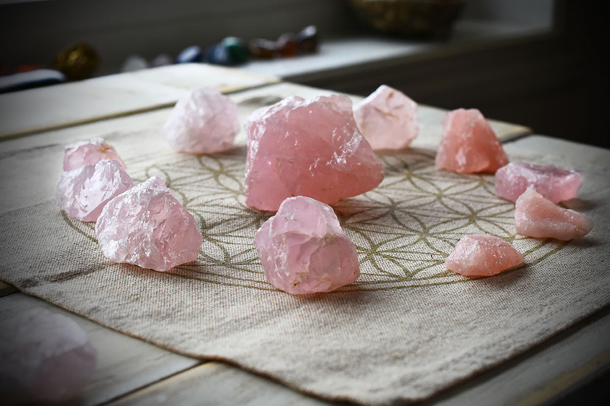 Le Quartz Rose : Histoire, Vertus et Utilisations en Lithothérapie