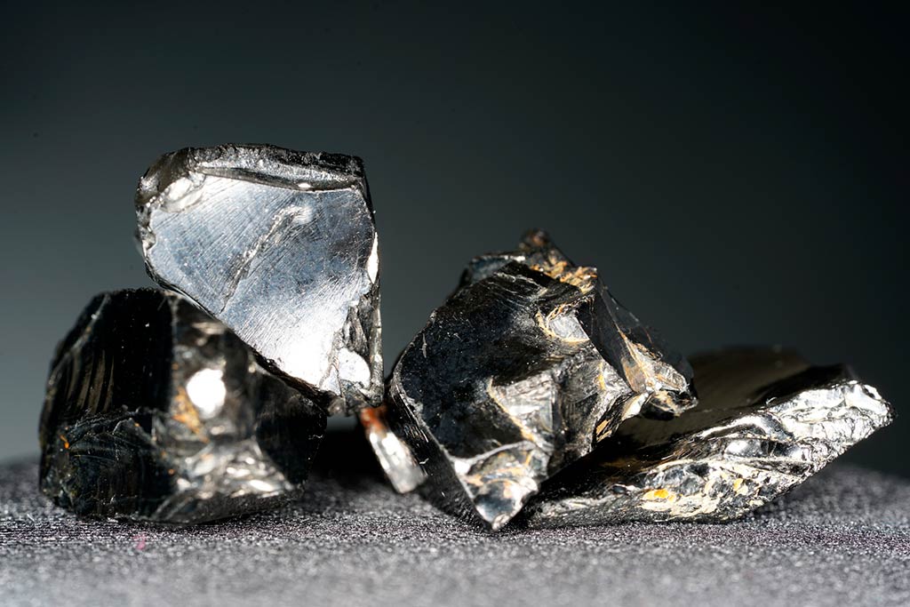 LA SHUNGITE : UNE ROCHE MÉTAMORPHIQUE RARE AUX VERTUS ÉTONNANTES