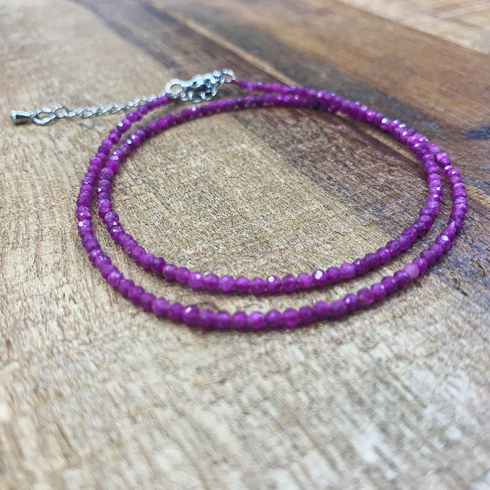 Collier de Perles Facettées en Rubis