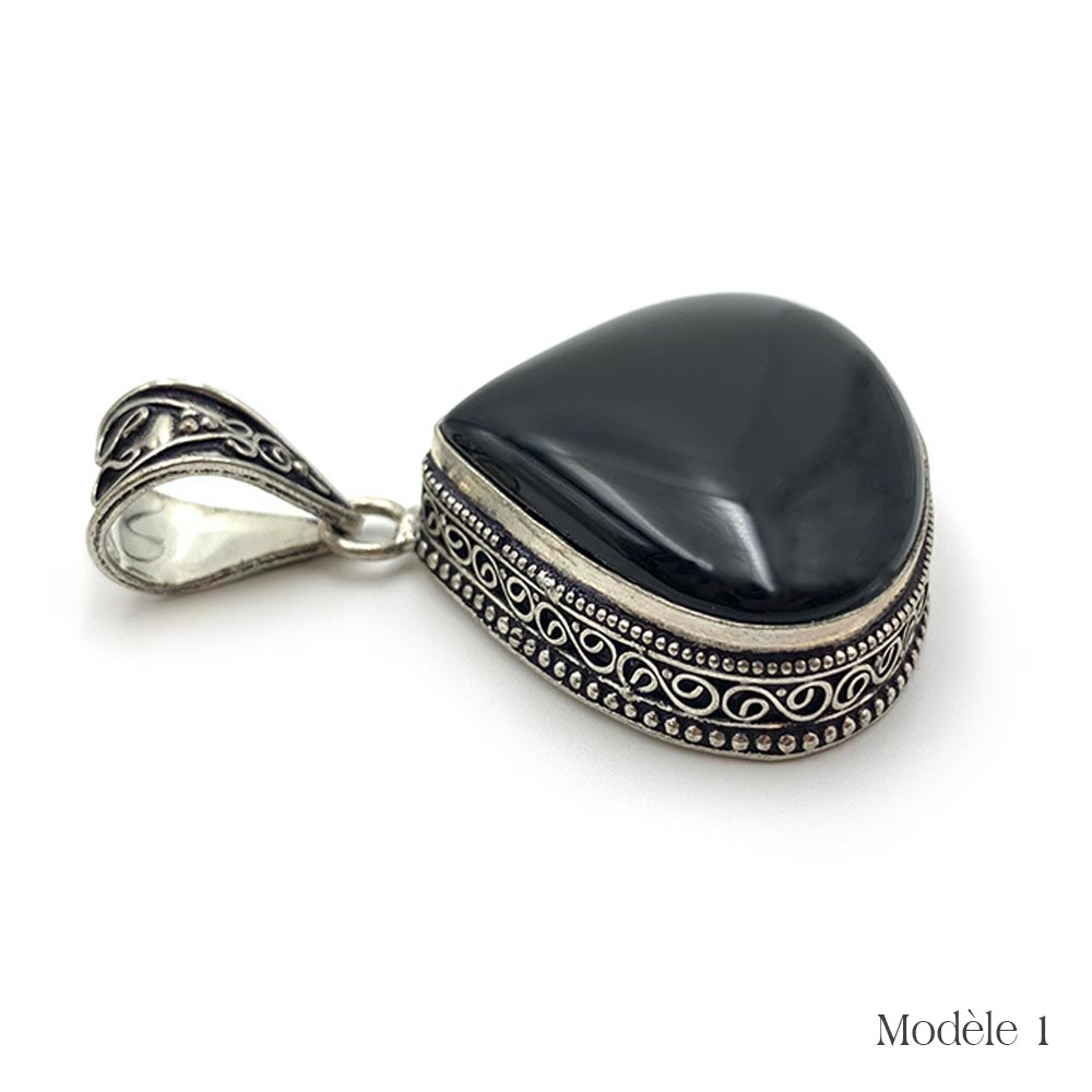 Pendentif Onyx Noir Profond – Élégance et Protection