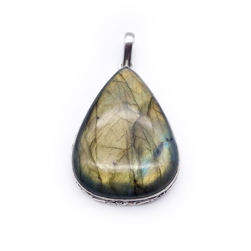 Pendentif en Labradorite Naturelle – Éclat Protecteur et Élégance