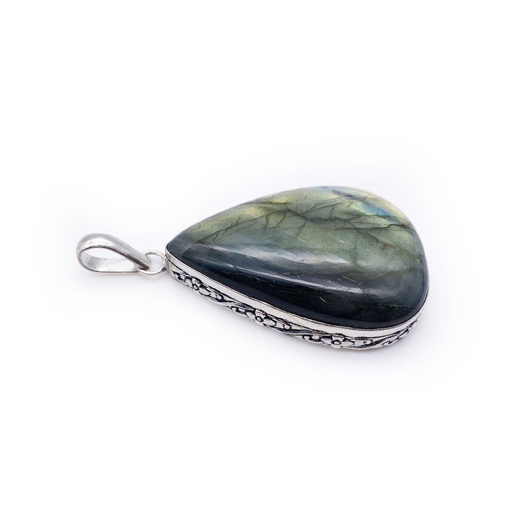 Pendentif en Labradorite Naturelle – Éclat Protecteur et Élégance