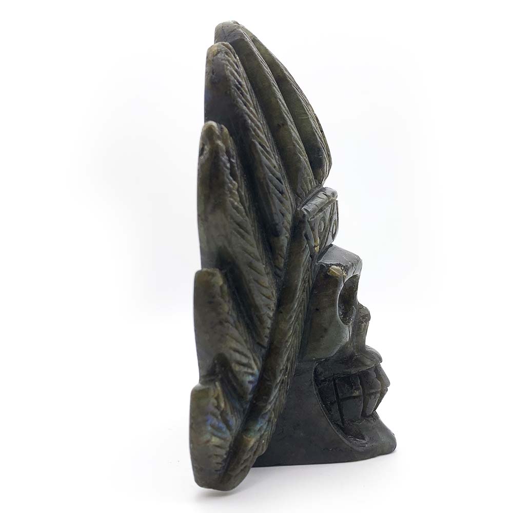 Crâne Sculpté en Labradorite avec Coiffe Indienne – Pièce Unique Artisanale