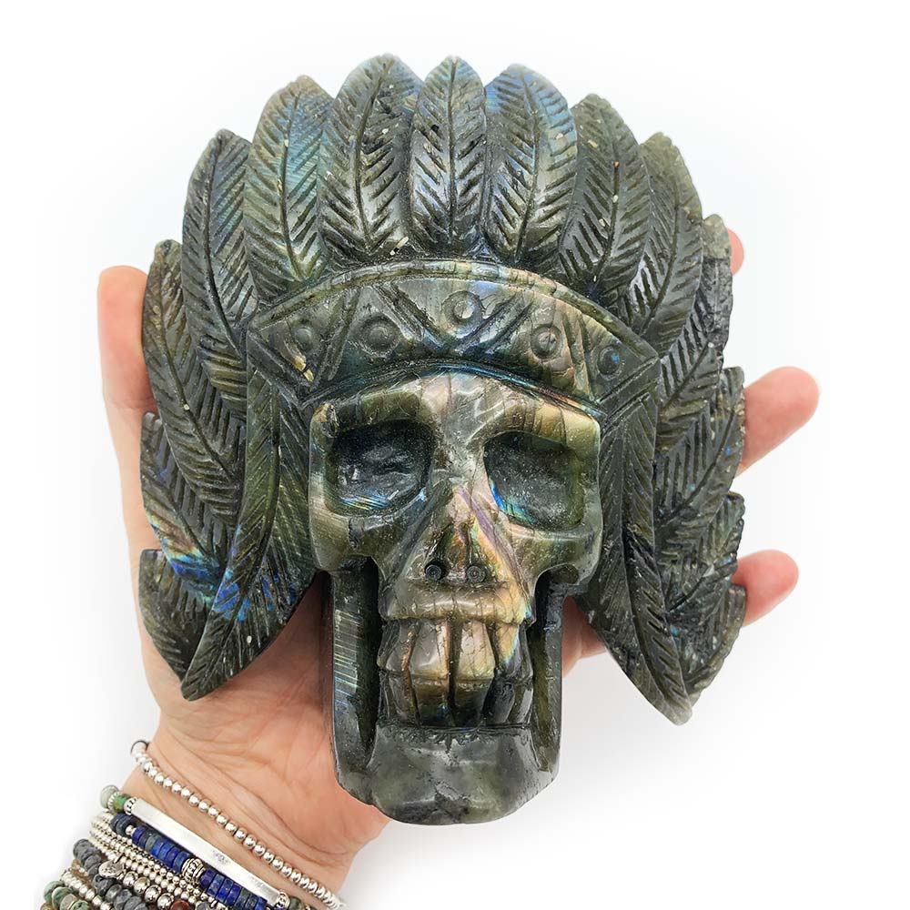 Crâne Sculpté en Labradorite avec Coiffe Indienne – Pièce Unique Artisanale