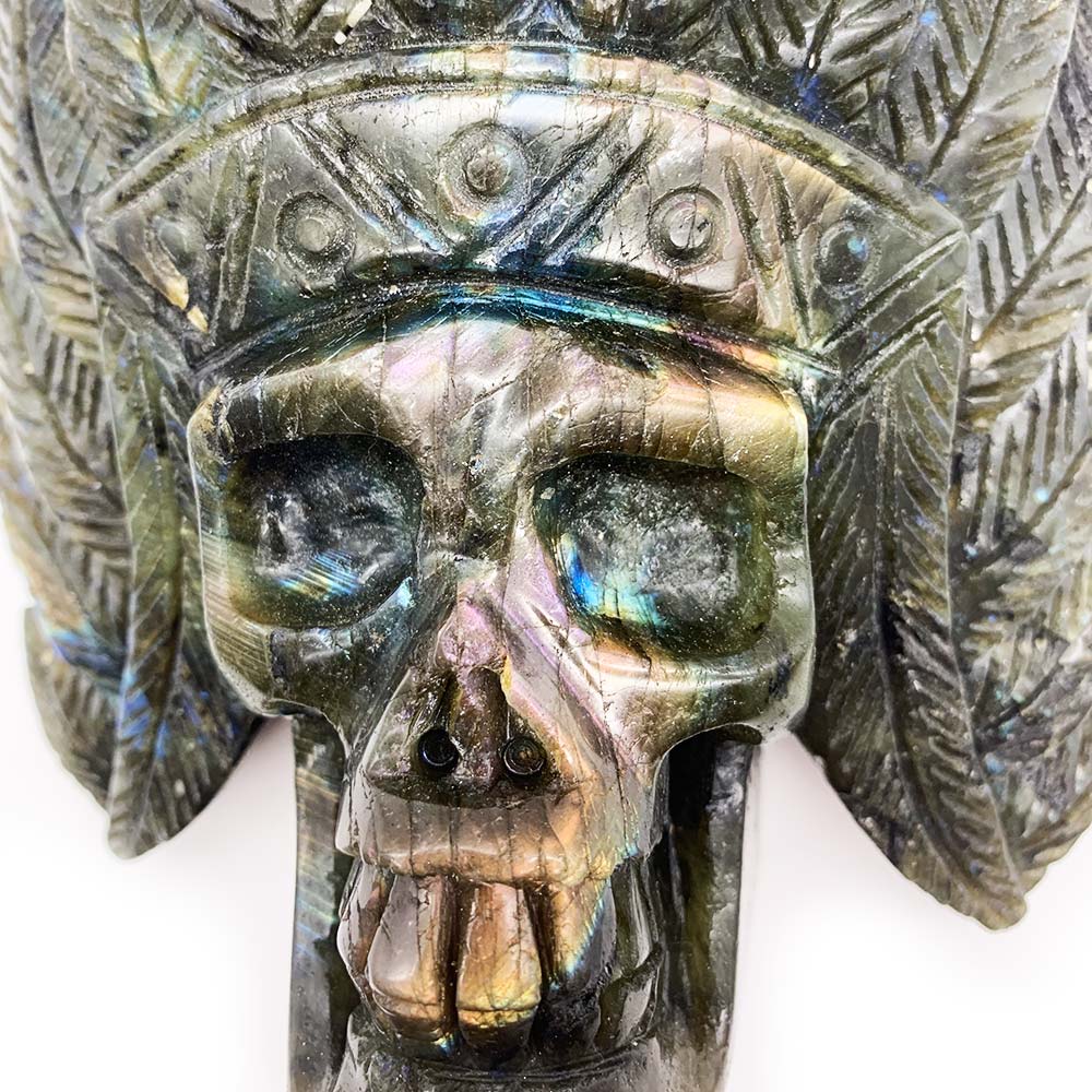 Crâne Sculpté en Labradorite avec Coiffe Indienne – Pièce Unique Artisanale