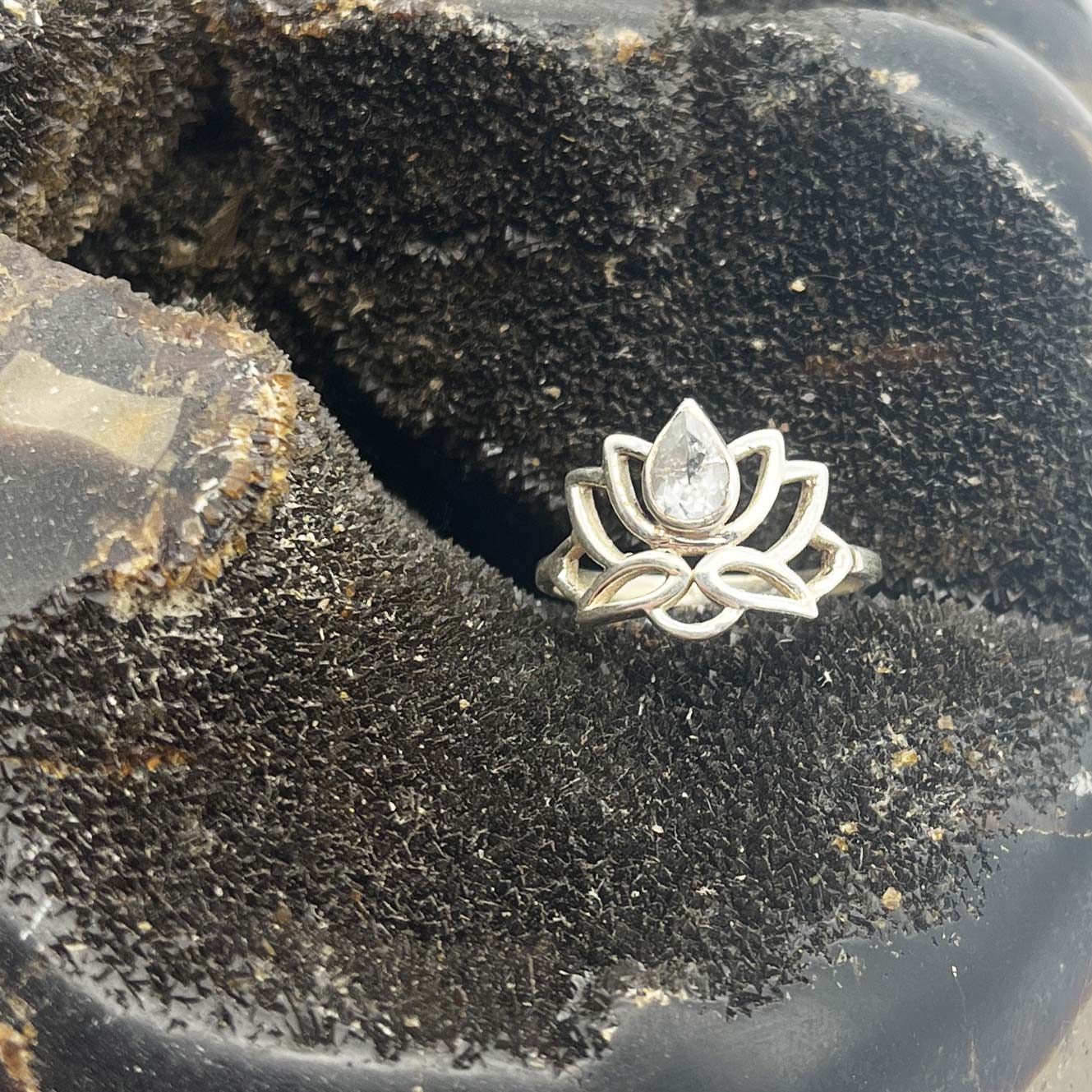 Bague Argent "Lotus" en Cristal de Roche facettée