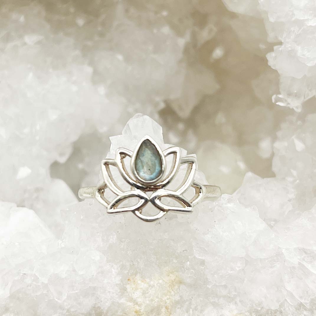 Bague Argent "Lotus" en Labradorite facettée